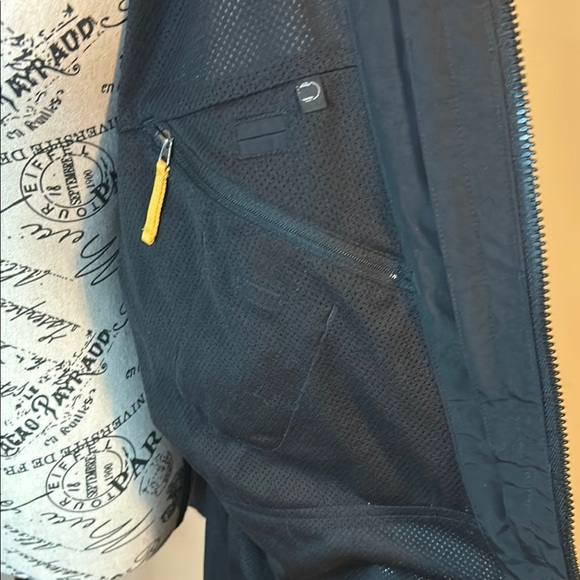 Vintage Timberland Men's Black and Gray Jacket - Picture 6 of 11